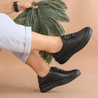 کفش دارای خارپاشنه